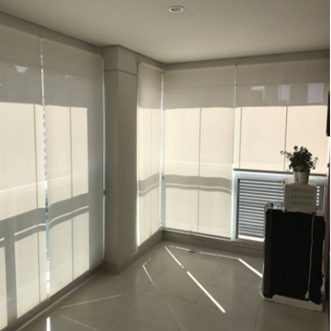 Persianas rolô filtrando a luz do sol